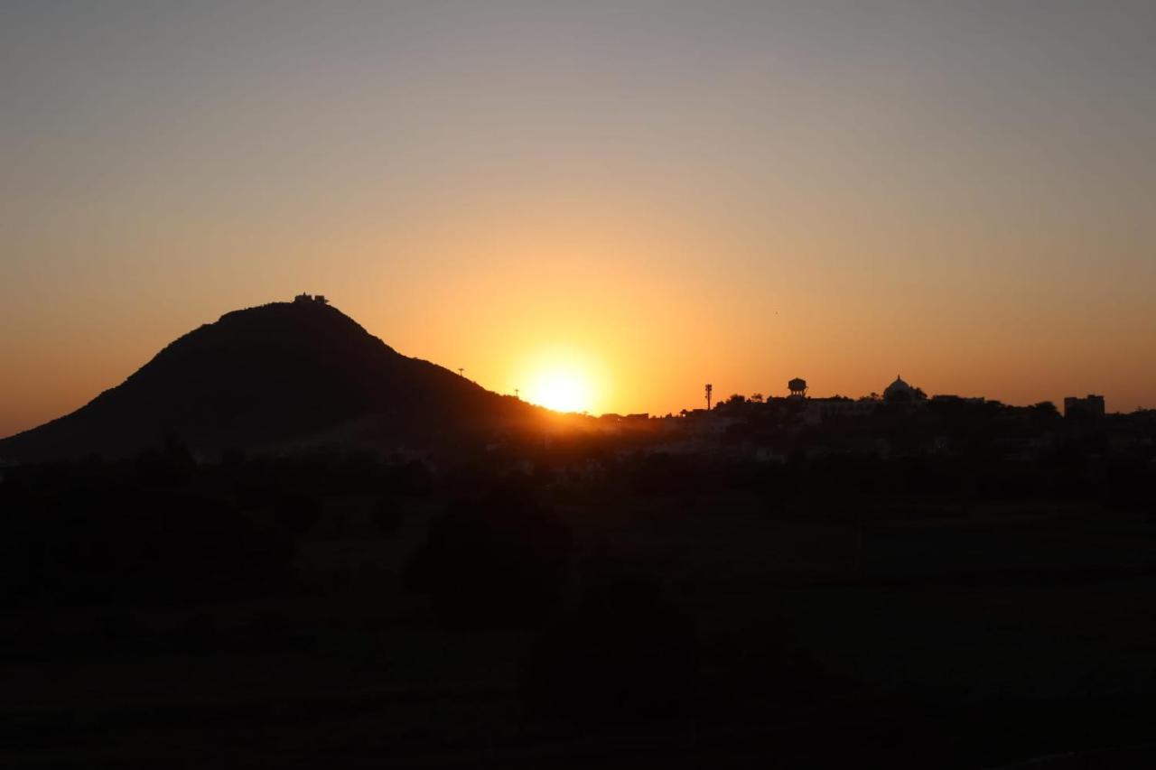 Hotel Zoola Palace Pushkar Bagian luar foto